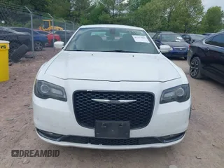 2015 Chrysler 300 S z VIN 2C3CCAGG1FH892300, wystawiony jako IAAI lot #42277909 z przebiegiem 102 538 mil mil oraz . Historia ofert i sprzedaży dostępna na DreamBid. Obrazek 12.