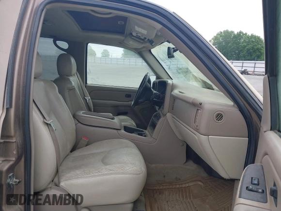 2004 Chevrolet Tahoe LT with VIN 1GNEC13Z04R126543, listed as a IAAI auction lot 42059836 with 252,773 mi miles. Bid and sale history available at carsss.com. Image 5.