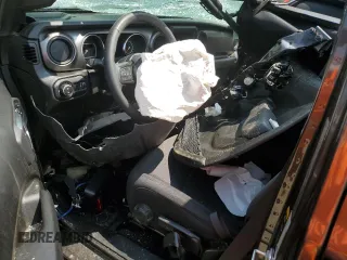 2023 Jeep Gladiator Sport S z VIN 1C6HJTAGXPL573758, wystawiony jako Copart lot #56635955 z przebiegiem Nie podano mil oraz Szkoda całkowita • Salvage title. Historia ofert i sprzedaży dostępna na DreamBid. Obrazek 8.