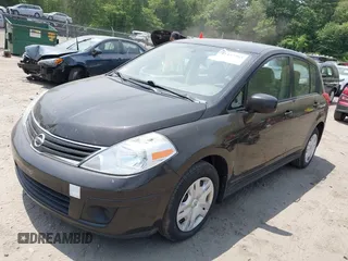 2011 Nissan Versa S z VIN 3N1BC1CP6BL513812, wystawiony jako IAAI lot #42437365 z przebiegiem 158 449 mil mil oraz . Historia ofert i sprzedaży dostępna na DreamBid. Obrazek 2.