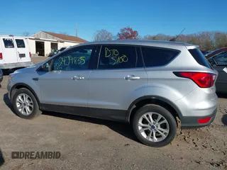 2019 Ford Escape SE z VIN 1FMCU9GD1KUC51552, wystawiony jako IAAI lot #40948295 z przebiegiem 24 571 mil mil oraz . Historia ofert i sprzedaży dostępna na DreamBid. Obrazek 3.