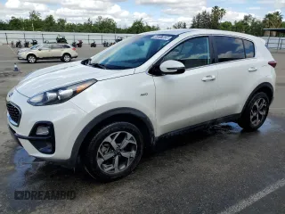 2021 Kia Sportage LX z VIN KNDPMCAC7M7934179, wystawiony jako Copart lot #55917035 z przebiegiem 65 137 mil mil oraz Czysty tytuł • Clean title. Historia ofert i sprzedaży dostępna na DreamBid. Obrazek 1.