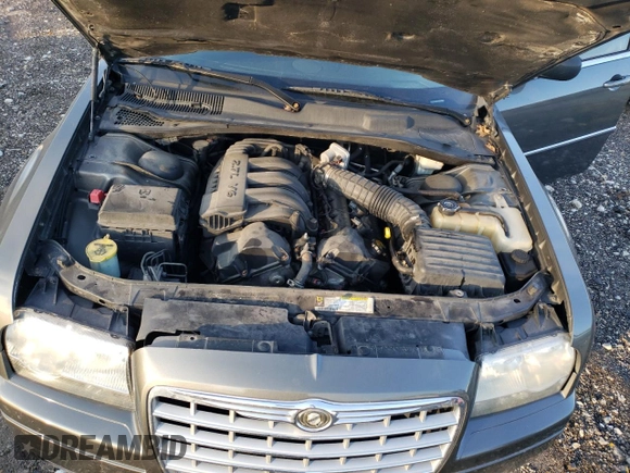 2009 Chrysler 300 z VIN 2C3LA43D49H637017, wystawiony jako Copart lot #86786114 z przebiegiem 157 691 mil mil oraz Czysty tytuł • Clean title. Historia ofert i sprzedaży dostępna na DreamBid. Obrazek 11.