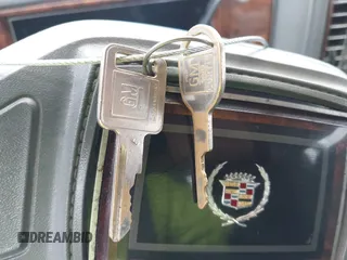 1991 Cadillac Brougham z VIN 1G6DW5470MR718950, wystawiony jako IAAI lot #41726864 z przebiegiem 207 324 mil mil oraz . Historia ofert i sprzedaży dostępna na DreamBid. Obrazek 11.