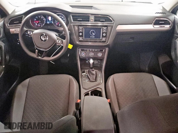 2020 Volkswagen Tiguan S z VIN 3VV1B7AX3LM150299, wystawiony jako Copart lot #57995815 z przebiegiem 45 153 mil mil oraz Czysty tytuł • Clean title. Historia ofert i sprzedaży dostępna na DreamBid. Obrazek 8.