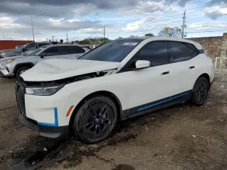 2024 BMW iX xDrive50 z VIN WB523CF02RCS04556, wystawiony jako Copart lot #46817195 z przebiegiem 7 915 mil mil oraz Czysty tytuł • Clean title. Historia ofert i sprzedaży dostępna na DreamBid. Obrazek 1.