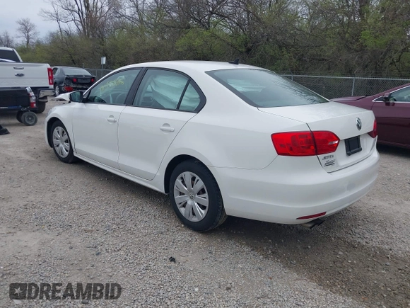 2014 Volkswagen Jetta SE z VIN 3VWD17AJ8EM211169, wystawiony jako IAAI lot #41978416 z przebiegiem 141 545 mil mil oraz . Historia ofert i sprzedaży dostępna na DreamBid. Obrazek 3.