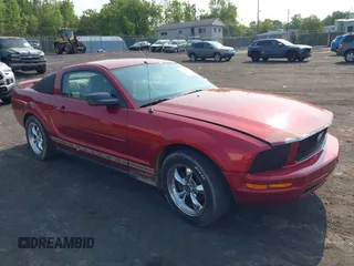 2005 Ford Mustang Deluxe z VIN 1ZVFT80N655177798, wystawiony jako IAAI lot #42411831 z przebiegiem 112 236 mil mil oraz . Historia ofert i sprzedaży dostępna na DreamBid. Obrazek 1.