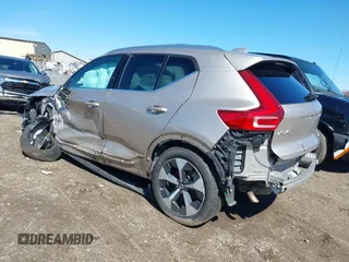 2024 Volvo XC40 Plus Bright Theme z VIN YV4L12UE3R2290695, wystawiony jako IAAI lot #41812076 z przebiegiem 42 047 mil mil oraz . Historia ofert i sprzedaży dostępna na DreamBid. Obrazek 3.