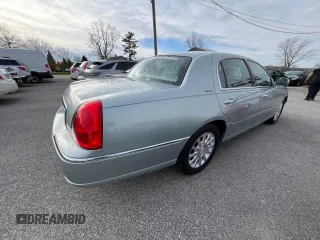 2007 Lincoln Town Car Signature z VIN 1LNHM81V07Y611332, wystawiony jako Copart lot #83524084 z przebiegiem 68 349 mil mil oraz Czysty tytuł • Clean title. Historia ofert i sprzedaży dostępna na DreamBid. Obrazek 4.