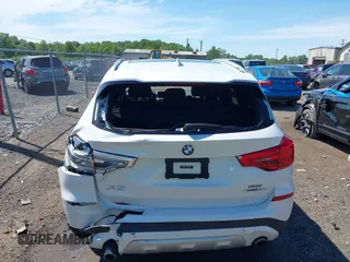 2019 BMW X3 xDrive30i z VIN 5UXTR9C5XKLD90591, wystawiony jako IAAI lot #42296306 z przebiegiem 100 416 mil mil oraz . Historia ofert i sprzedaży dostępna na DreamBid. Obrazek 6.
