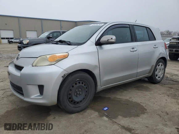 2008 Scion xD z VIN JTKKU10478J032819, wystawiony jako Copart lot #46455295 z przebiegiem 200 925 mil mil oraz Tytuł czysty. Historia ofert i sprzedaży dostępna na DreamBid. Obrazek 1.