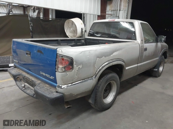 1998 Chevrolet S-10 with VIN 1GCCS1443WK261095, listed as a IAAI auction lot 41684723 with 217,003 mi miles. Bid and sale history available at carsss.com. Image 4.