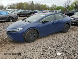 2024 Toyota Prius LE z VIN JTDACAAU8R3025064, wystawiony jako Copart lot #53579405 z przebiegiem 56 638 mil mil oraz Szkoda całkowita • Salvage title. Historia ofert i sprzedaży dostępna na DreamBid. Obrazek 1.