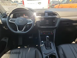 2024 Volkswagen Tiguan SE z VIN 3VV3B7AX3RM105123, wystawiony jako IAAI lot #42796460 z przebiegiem 36 543 mil mil oraz . Historia ofert i sprzedaży dostępna na DreamBid. Obrazek 8.