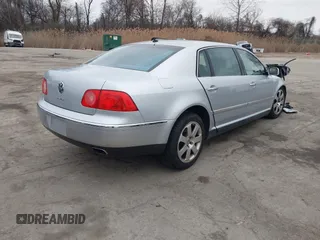 2004 Volkswagen Phaeton V8 z VIN WVWAF63D548007862, wystawiony jako IAAI lot #41721419 z przebiegiem 87 974 mil mil oraz . Historia ofert i sprzedaży dostępna na DreamBid. Obrazek 4.