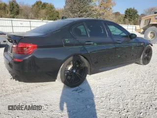 2015 BMW M5 z VIN WBSFV9C52FD594673, wystawiony jako Copart lot #77460894 z przebiegiem 131 755 mil mil oraz Czysty tytuł • Clean title. Historia ofert i sprzedaży dostępna na DreamBid. Obrazek 3.
