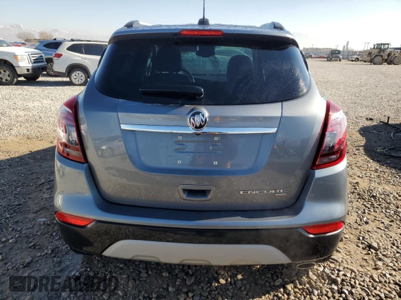 2020 Buick Encore Essence z VIN KL4CJGSB0LB045718, wystawiony jako Copart lot #43017415 z przebiegiem 21 880 mil mil oraz Szkody całkowita. Historia ofert i sprzedaży dostępna na DreamBid. Obrazek 6.
