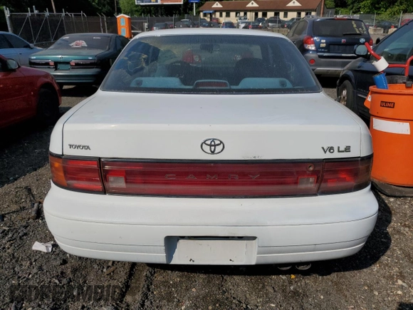 1992 Toyota Camry z VIN 4T1VK12E0NU015172, wystawiony jako Copart lot #58974095 z przebiegiem 210 163 mil mil oraz Szkoda całkowita • Salvage title. Historia ofert i sprzedaży dostępna na DreamBid. Obrazek 6.
