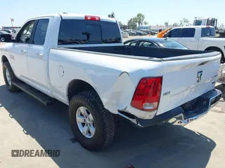 2017 Ram 1500 SLT z VIN 1C6RR7GG5HS583441, wystawiony jako IAAI lot #42391078 z przebiegiem 129 043 mil mil oraz . Historia ofert i sprzedaży dostępna na DreamBid. Obrazek 3.