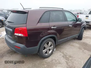 2012 Kia Sorento EX z VIN 5XYKU3A63CG306285, wystawiony jako IAAI lot #42166617 z przebiegiem 215 132 mil mil oraz . Historia ofert i sprzedaży dostępna na DreamBid. Obrazek 4.