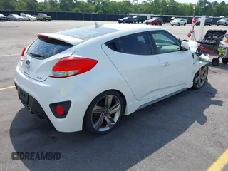 2013 Hyundai Veloster Turbo z VIN KMHTC6AE6DU112233, wystawiony jako IAAI lot #42295962 z przebiegiem 151 091 mil mil oraz . Historia ofert i sprzedaży dostępna na DreamBid. Obrazek 4.