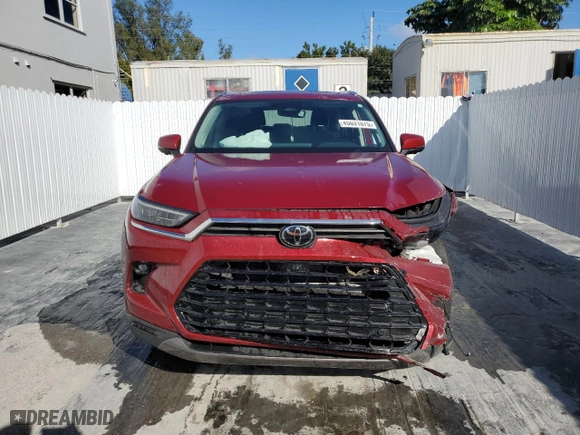 2024 Toyota Grand Highlander XLE with VIN 5TDAAAA5XRS004424, listed as a Copart auction lot 45031075 with 32,439 mi miles and Clean Title. Bid and sale history available at carsss.com. Image 5.