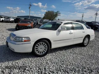 2005 Lincoln Town Car Signature z VIN 1LNHM81W55Y613244, wystawiony jako Copart lot #47422315 z przebiegiem Nie podano mil oraz Szkoda całkowita • Salvage title. Historia ofert i sprzedaży dostępna na DreamBid. Obrazek 1.