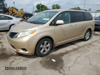 2011 Toyota Sienna LE AAS z VIN 5TDKK3DC3BS041425, wystawiony jako Copart lot #58238435 z przebiegiem 153 520 mil mil oraz Szkoda całkowita • Salvage title. Historia ofert i sprzedaży dostępna na DreamBid. Obrazek 1.