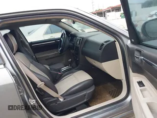 2007 Chrysler 300 Touring z VIN 2C3KA53G57H700084, wystawiony jako IAAI lot #42293480 z przebiegiem 156 839 mil mil oraz . Historia ofert i sprzedaży dostępna na DreamBid. Obrazek 5.