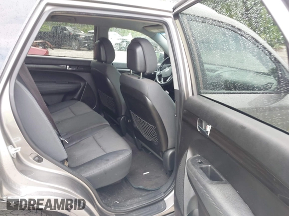 2013 Kia Sorento LX z VIN 5XYKT3A68DG386493, wystawiony jako IAAI lot #42102477 z przebiegiem 196 351 mil mil oraz . Historia ofert i sprzedaży dostępna na DreamBid. Obrazek 8.