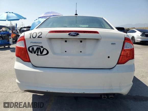 2012 Ford Fusion SE z VIN 3FAHP0HA9CR122037, wystawiony jako Copart lot #58367255 z przebiegiem 136 266 mil mil oraz Czysty tytuł • Clean title. Historia ofert i sprzedaży dostępna na DreamBid. Obrazek 6.