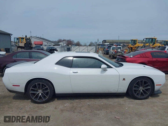 2016 Dodge Challenger R/T Scat Pack z VIN 2C3CDZFJ2GH263624, wystawiony jako IAAI lot #41998240 z przebiegiem 51 784 mil mil oraz . Historia ofert i sprzedaży dostępna na DreamBid. Obrazek 13.