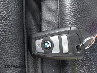 2017 BMW 3 Series 330e z VIN WBA8E1C53HK895336, wystawiony jako IAAI lot #42189989 z przebiegiem 112 023 mil mil oraz . Historia ofert i sprzedaży dostępna na DreamBid. Obrazek 11.