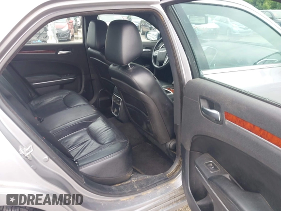 2013 Chrysler 300 z VIN 2C3CCAAG2DH572652, wystawiony jako IAAI lot #42445906 z przebiegiem 224 235 mil mil oraz . Historia ofert i sprzedaży dostępna na DreamBid. Obrazek 8.