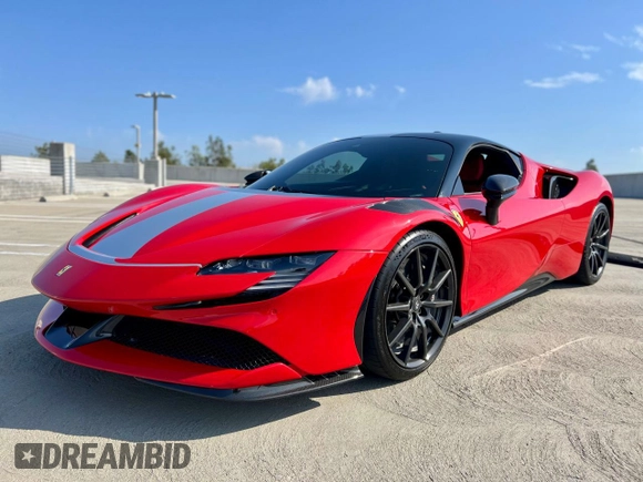2021 Ferrari SF90 z VIN ZFF95NLA4M0265120, wystawiony jako Copart lot #58449645 z przebiegiem 5000 mil mil oraz Szkody całkowita. Historia ofert i sprzedaży dostępna na DreamBid. Obrazek 2.