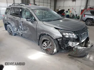 2023 Nissan Pathfinder SV z VIN 5N1DR3BC2PC241014, wystawiony jako IAAI lot #41379845 z przebiegiem Nie podano mil oraz . Historia ofert i sprzedaży dostępna na DreamBid. Obrazek 1.