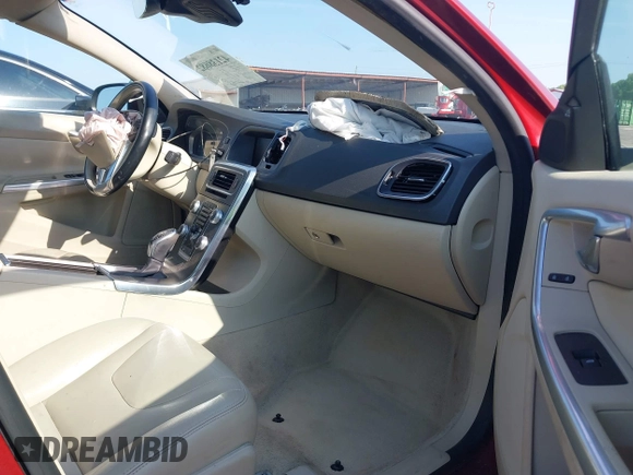 2015 Volvo S60 T5 Drive-E Premier z VIN YV140MFK7F1349445, wystawiony jako IAAI lot #42138682 z przebiegiem 104 111 mil mil oraz . Historia ofert i sprzedaży dostępna na DreamBid. Obrazek 5.