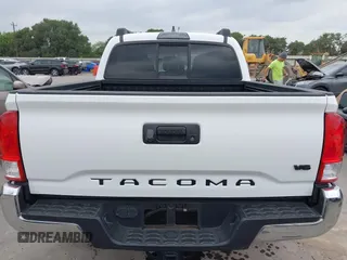 2016 Toyota Tacoma SR5 z VIN 5TFAZ5CN5GX018977, wystawiony jako IAAI lot #42303122 z przebiegiem 99 545 mil mil oraz . Historia ofert i sprzedaży dostępna na DreamBid. Obrazek 16.