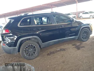 2019 Jeep Cherokee Latitude Plus z VIN 1C4PJLLB2KD420090, wystawiony jako IAAI lot #42094704 z przebiegiem 81 545 mil mil oraz . Historia ofert i sprzedaży dostępna na DreamBid. Obrazek 4.