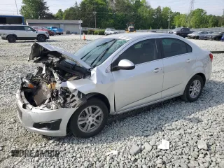 2015 Chevrolet Sonic LT z VIN 1G1JC5SH6F4131388, wystawiony jako Copart lot #53811095 z przebiegiem Nie podano mil oraz Szkoda całkowita • Salvage title. Historia ofert i sprzedaży dostępna na DreamBid. Obrazek 1.