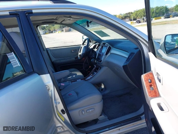 2006 Toyota Highlander Hybrid with VIN JTEEW21A660011807, listed as a IAAI auction lot 41743642 with 272,845 mi miles. Bid and sale history available at carsss.com. Image 5.