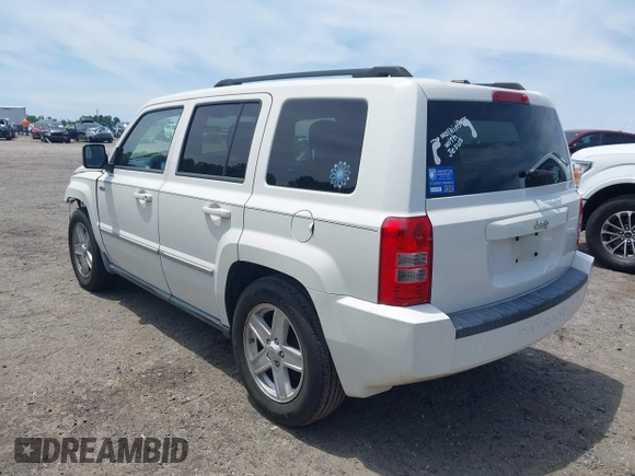 2010 Jeep Patriot Latitude z VIN 1J4NT1GA1AD621060, wystawiony jako IAAI lot #42295782 z przebiegiem 158 352 mil mil oraz . Historia ofert i sprzedaży dostępna na DreamBid. Obrazek 3.