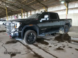 2025 GMC Sierra 2500HD AT4 z VIN 1GT4UPEY9SF100143, wystawiony jako Copart lot #53264425 z przebiegiem 13 773 mil mil oraz Szkoda całkowita • Salvage title. Historia ofert i sprzedaży dostępna na DreamBid. Obrazek 1.