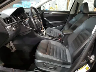 2017 Volkswagen Passat SEL Premium z VIN 1VWCT7A34HC078780, wystawiony jako Copart lot #49827235 z przebiegiem 94 618 mil mil oraz Szkoda całkowita • Salvage title. Historia ofert i sprzedaży dostępna na DreamBid. Obrazek 7.