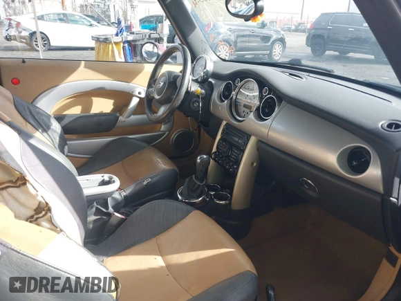 2008 MINI Convertible z VIN WMWRF33568TG18657, wystawiony jako IAAI lot #41584033 z przebiegiem 127 437 mil mil oraz . Historia ofert i sprzedaży dostępna na DreamBid. Obrazek 5.