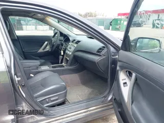 2008 Toyota Camry LE z VIN 4T1BE46K88U239130, wystawiony jako IAAI lot #41942873 z przebiegiem 173 577 mil mil oraz . Historia ofert i sprzedaży dostępna na DreamBid. Obrazek 5.