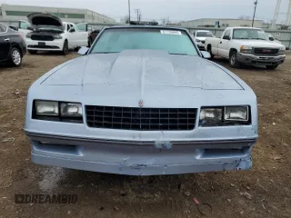1988 Chevrolet Monte Carlo z VIN 1G1GZ11G5JP105897, wystawiony jako Copart lot #51135095 z przebiegiem 54 915 mil mil oraz Szkody całkowita. Historia ofert i sprzedaży dostępna na DreamBid. Obrazek 5.
