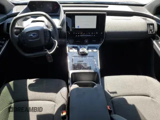 2024 Subaru Solterra Premium z VIN JTMABABA9RA064491, wystawiony jako Copart lot #52993485 z przebiegiem 9079 mil mil oraz Szkody całkowita. Historia ofert i sprzedaży dostępna na DreamBid. Obrazek 8.