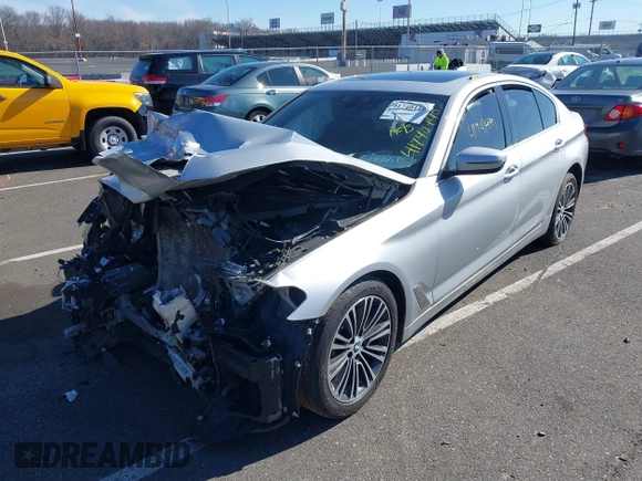 2019 BMW 5 Series 530i xDrive z VIN WBAJA7C59KG909704, wystawiony jako IAAI lot #41740440 z przebiegiem Nie podano mil oraz . Historia ofert i sprzedaży dostępna na DreamBid. Obrazek 2.